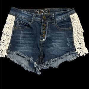 Rue 21 denim shorts with white lace detail
EUC (🤑 Get 5 items for $20)